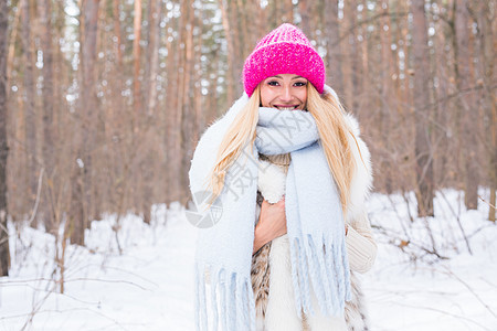 美丽 冬天和人的概念 雪林中穿粉红色毛衣的金发美女在微笑女性女孩云杉女士快乐公园幸福成人头发乐趣图片