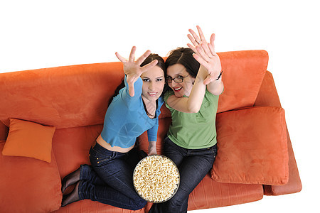 女朋友吃爆米花 在家看电视电影工作室学生朋友休息室电视小吃观众食物电缆图片