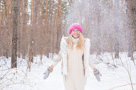 女孩在冬季公园散步 在寒冷的阳光明媚的户外过着欢乐时光 Y 我森林毛衣成人微笑女性女士晴天木头金发季节图片