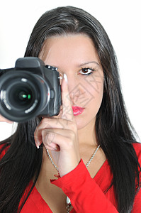 青年妇女手持照相机 拍摄与世隔绝的相片手指微笑白色销售商业喜悦技术工作红色成人图片