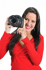 青年妇女手持照相机 拍摄与世隔绝的相片女性幸福相机成人白色照片销售微笑技术手指图片