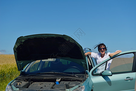 妇女汽车被撞破机械街道司机天空成人失败运输驾驶保险维修图片