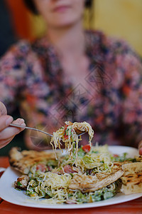 女人吃沙拉卫生蔬菜微笑牛肉午餐厨师女孩厨房盘子餐厅图片