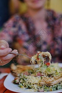 女人吃沙拉营养牛肉卫生盘子女性食物微笑保健饮食餐厅图片