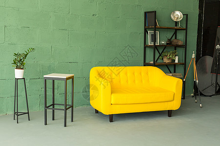 室内有时髦的客厅 里面有舒适的黄色沙发地面装饰休息脚凳软垫风格休息室长椅公寓家具图片