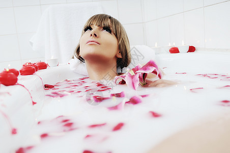 妇女浴花化妆品身体疗法治疗女孩玫瑰皮肤奢华花瓣护理图片