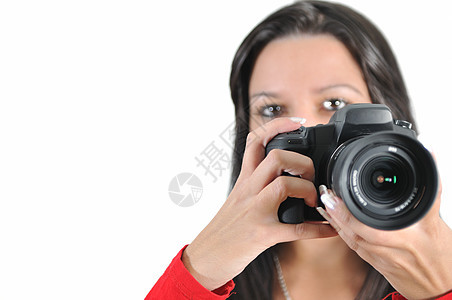 青年妇女手持照相机 拍摄与世隔绝的相片头发照片女性手指技术乐趣微笑女孩商业喜悦图片