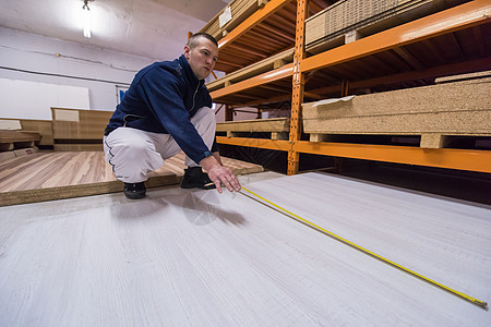 木板测量木板建筑压板材料安装作坊男性承包商装饰控制板修理工图片