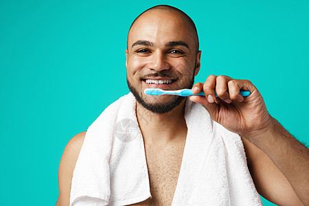 深肤色的黑皮肤男性 用绿绿石背景来刷牙幸福牙膏毛巾保健刷子工作室爆炸牙科男人福利图片