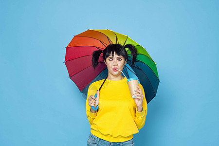 带着彩虹彩色雨伞的开心女人 装扮成街头风格微笑创造力女士咖啡生活裙子衣服眼镜乐趣潮人图片
