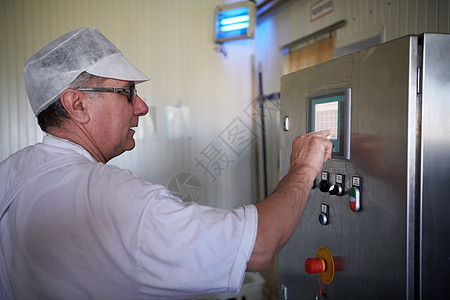 在工厂中工作的奶酪制乳酪制造厂奶制品产品商业金属农民仓库技术山羊制造业奶牛图片