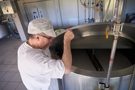 在工厂中工作的奶酪制乳酪制造厂金属技术仓库加工产品专家食物工人山羊农民图片