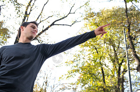 英俊的年轻男子表达内心感情的人鼻子男性皮肤胡同树木眼神眼睛手指嘴唇环境图片