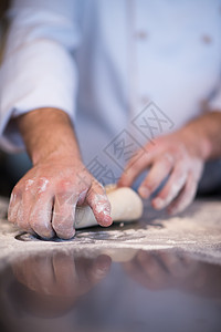 厨师亲手为比萨饼准备面粉木头餐厅面团火炉烹饪面包师食物桌子食谱面包图片