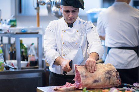 厨师切大牛肉屠夫餐饮职业男人工作牛扒鱼片屠宰场牛肉羊肉图片