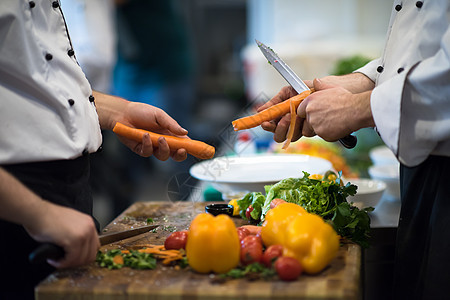 厨师的手切胡萝卜餐厅厨房菜刀美食萝卜蔬菜男人晚餐食品工作图片