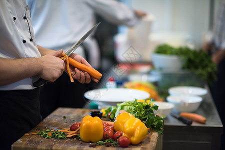 厨师的手切胡萝卜木板餐厅沙拉饮食橙子男人萝卜蔬菜桌子食物图片