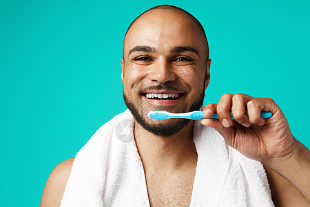 深肤色的黑皮肤男性 用绿绿石背景来刷牙牙科牙刷牙膏卫生福利成人爆炸刷子男人快乐图片