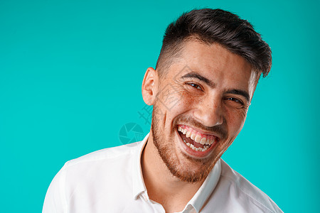年轻的欧洲正阳性男子 站在白白白衬衫上大笑成人男性微笑背景图片