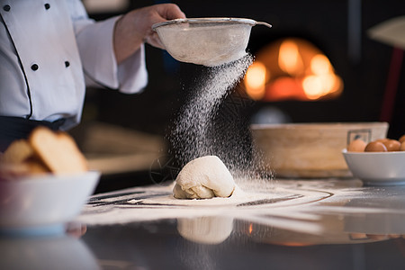 厨师面粉洒满新鲜比萨饼面团食物手工蛋糕美食工作滚动糕点桌子烹饪厨房图片