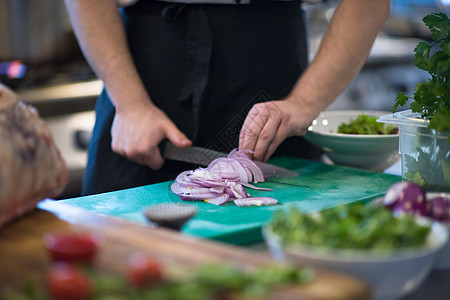厨师用刀砍洋葱木板红色烹饪木头午餐美食桌子厨房蔬菜餐厅图片