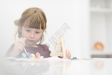 小女孩在画布上绘画工艺孩子们教育玩具创造力画家艺术家明信片班级乐趣图片