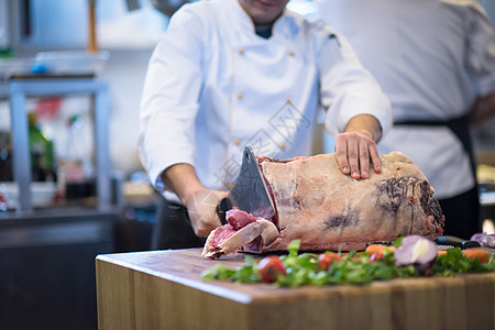 手切鲜羊肉厨师切大牛肉牛扒餐厅男人工作鱼片食物牛肉职业屠夫厨房背景
