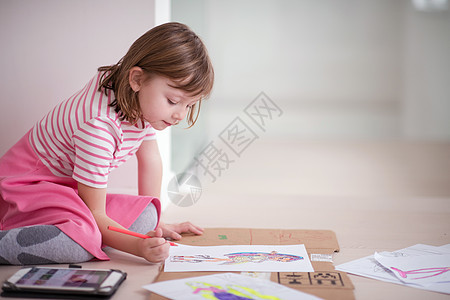 儿童在家里玩耍孩子们童年创造力房间幸福艺术家学习乐趣孩子艺术图片