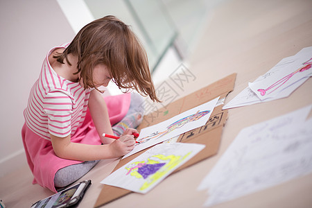 儿童在家里玩耍幼儿园女性艺术铅笔微笑创造力学习地面乐趣童年图片