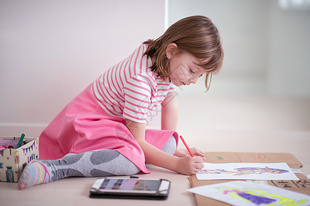 儿童在家里玩耍学习创造力房间铅笔女孩女性地面染色孩子们童年图片