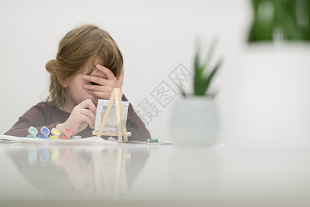 小女孩在画布上画画和隐藏面容艺术家童年学校幼儿园艺术乐趣刷子帆布画笔学习图片