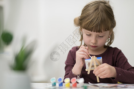 小女孩在画布上绘画幼儿园工艺家庭作业学习工作室孩子们礼物画家画笔女孩图片