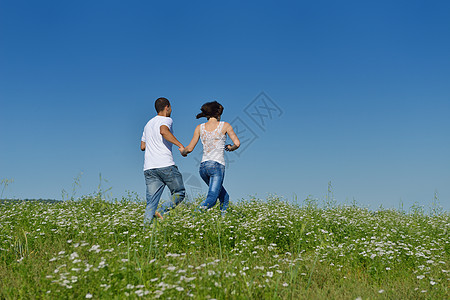 小麦田一对幸福情侣男性家庭蓝色草地场地女性女士乐趣天空成人图片