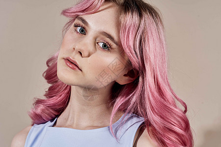 漂亮的漂亮 快乐的女人 粉红头发的明亮化妆装扮粉色理发冒充嘴唇发型魅力女性沙龙裙子工作室图片