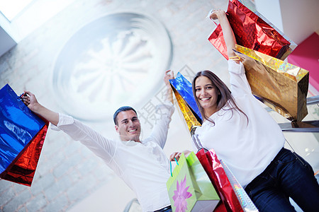 购物中快乐的年轻夫妇衣服城市微笑女士电梯零售女孩旅行喜悦市场图片