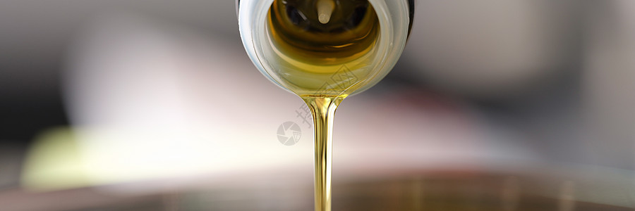 干净的橄榄油从喷洒罐中倒入酱盆封口图片