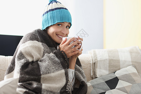 生病的女人喝着热茶 满身温暖的毯子图片