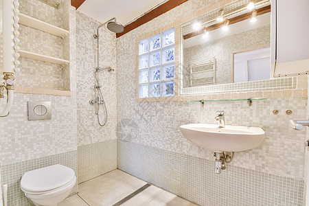 现代浴室 有淋浴和水槽卫生陶瓷房子大理石洗手间风格镜子制品财产架子图片