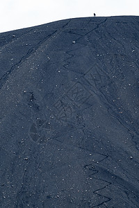 在火山顶端有两对夫妇 徒步旅行齐格扎格轨道图片