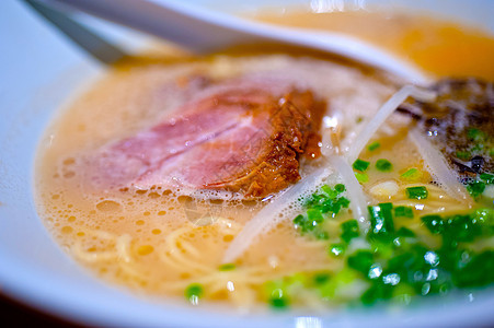 牛肉拉面绿色餐厅午餐食物盘子面条芝麻蔬菜肉汤美食图片