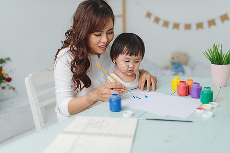 亚裔女人的肖像 和她女儿一起画画活动家庭作业艺术孩子学校教学家庭母亲学习绘画图片