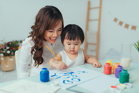 母亲和小孩绘画 绘画与彩色美术婴儿女孩童年学校孩子父母闲暇艺术艺术家微笑图片