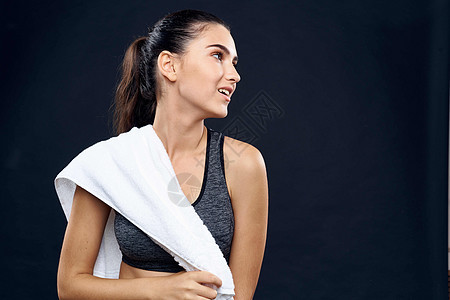 白毛巾运动妇女 体型身材瘦弱 背景暗肌肉衣服运动员黑色女性训练女孩白色健身房工作室图片