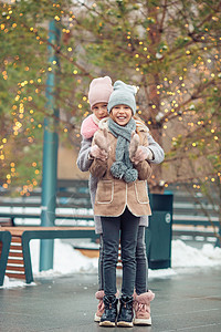 冬季雪日 适女女孩在寒冷的冰场露天溜冰运动假期溜冰场女性学习女孩集市婴儿喜悦速度图片