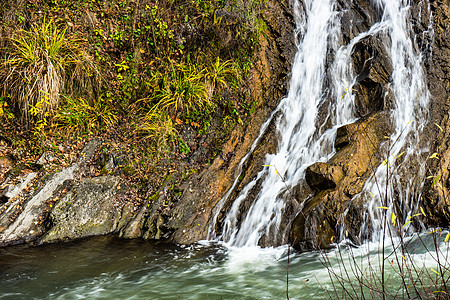 Borjomi 配有矿泉水的城市度假村流动缆车旅游山沟索道电缆公园溪流旅行喷泉图片