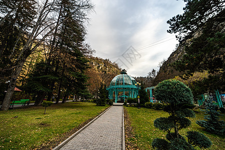 Borjomi 配有矿泉水的城市度假村城市喷泉地标电缆公园旅行索道缆车绿色溪流图片