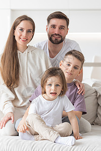 一个快乐家庭在家里微笑的肖像房间父亲母亲女士团体童年乐趣男生父母女孩图片
