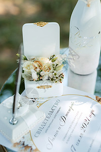 带有装饰品的结婚戒指婚礼白色男人仪式金属夫妻新娘离婚订婚蜜月图片