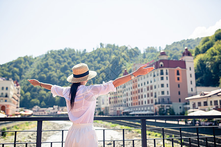快乐的姑娘 在山河堤边 在欧洲城市里晴天景观女士村庄旅行假期酒店旅游爬坡帽子图片