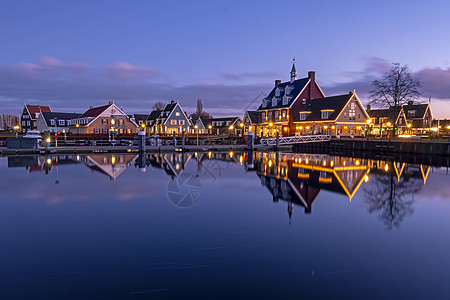 日落时从荷兰的Huizen港图片